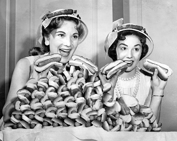women eating hotdogs